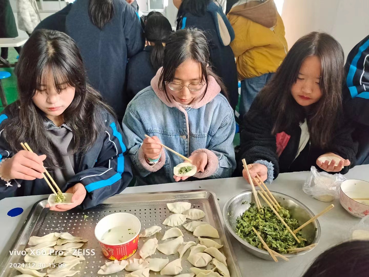 情暖校園，你是主“餃”！我校舉行周末實(shí)踐活動(dòng)——包餃子